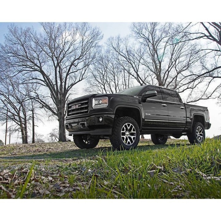 Zestaw zawieszenia do wahaczy ze stali odlewanej Rough Country Lift 6"
