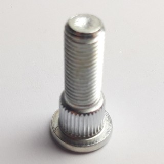 The rear wheel bolt installation