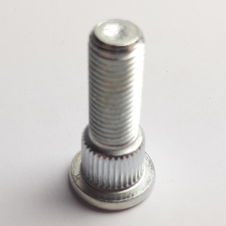 The rear wheel bolt installation
