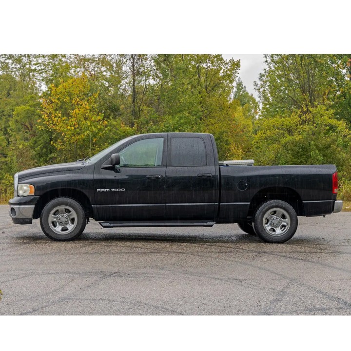 Aluminiowe progi, stopnie boczne Rough Country HD2