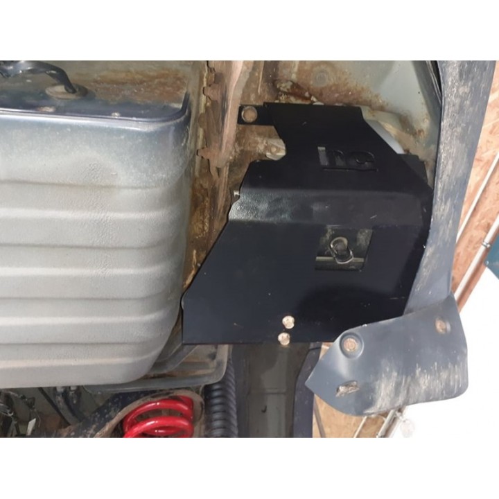 Osłona tylnej nagrzewnicy Mitsubishi Pajero 4 / Montero 4 2006-2014 long czerwona