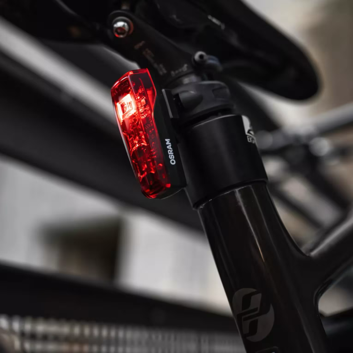 OSRAM LEDsBIKE RACE REAR – tylna lampka rowerowa LED z czujnikiem hamowania - ujęcie 9