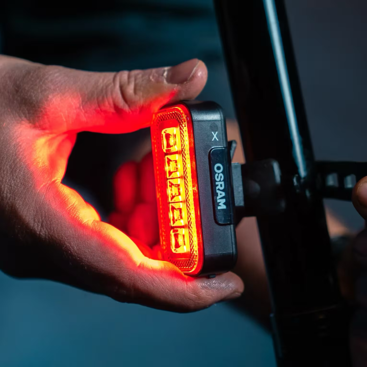 OSRAM LEDsBIKE X REAR – tylna lampka rowerowa LED z czujnikiem hamowania, USB-C, IP54 - ujęcie 10