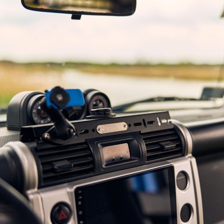 Platforma na deskę rozdzielczą Toyota FJ Cruiser bez USB