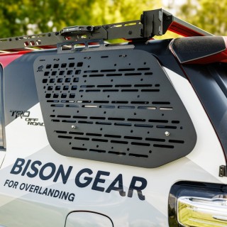 Zewnętrzny panel MOLLE Bison Gear - Toyota 4Runner 5. gen. - Strona: Lewa, Relingi fabryczne - ujęcie 2