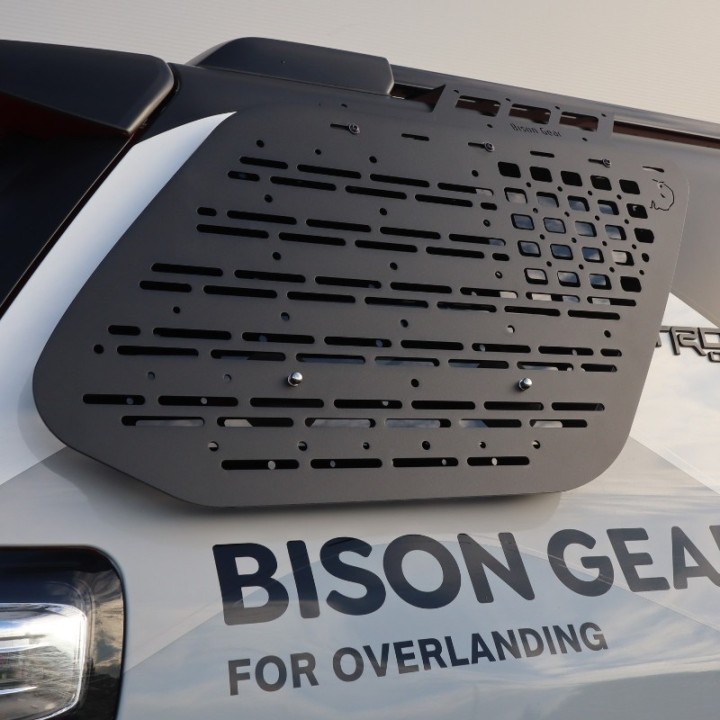 Zewnętrzny panel MOLLE Bison Gear - Toyota 4Runner 5. gen. - Strona: Lewa, Relingi fabryczne - ujęcie 11