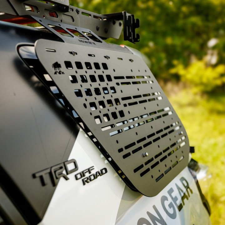 Zewnętrzny panel MOLLE Bison Gear - Toyota 4Runner 5. gen. - Strona: Prawa, Relingi fabryczne - ujęcie 3