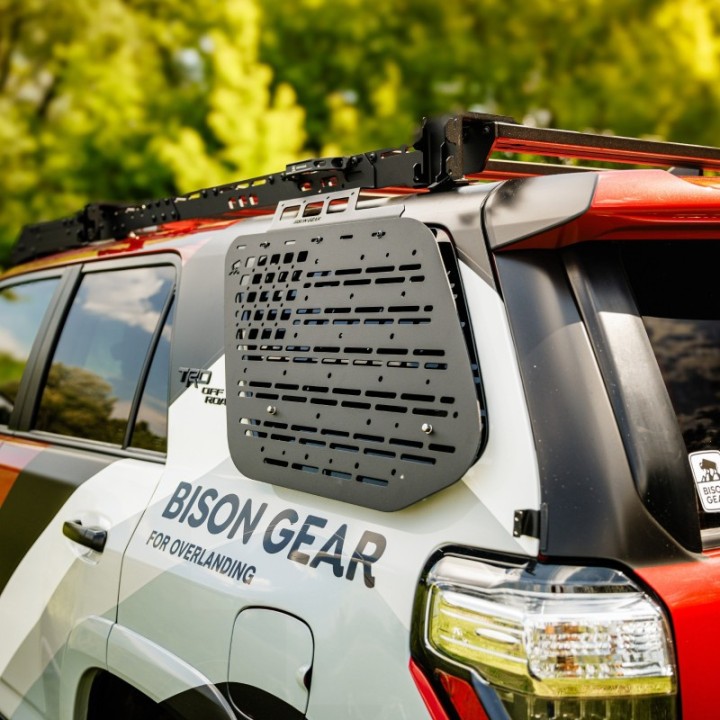 Zewnętrzny panel MOLLE Bison Gear - Toyota 4Runner 5. gen. - Strona: Prawa, Relingi fabryczne - ujęcie 6