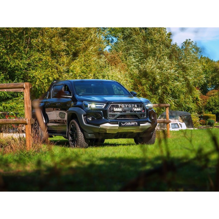 Zestaw dwóch lamp LAZER TRIPLE-R 750 Elite (Gen2) z systemem montażu w fabrycznym grillu - Toyota Hilux GR Sport II (2025 -)