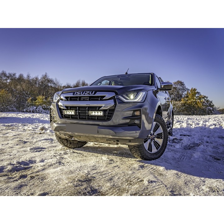 Zestaw dwóch lamp LAZER TRIPLE-R 750 (Gen2) z systemem montażu w fabrycznym grillu - Isuzu D-Max (2021 - 2022)