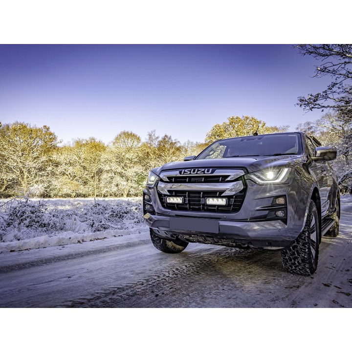 Zestaw dwóch lamp LAZER TRIPLE-R 750 (Gen2) z systemem montażu w fabrycznym grillu - Isuzu D-Max (2021 - 2022) - ujęcie 2