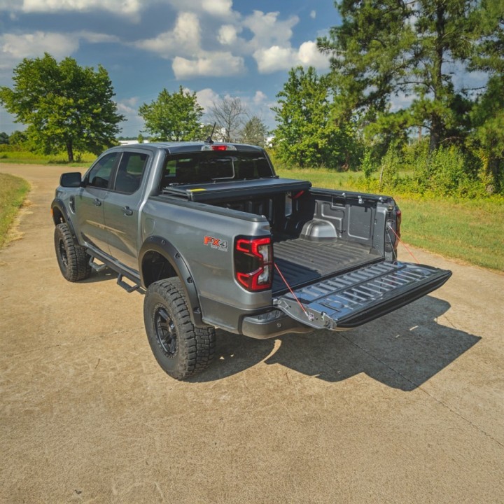 Twarda pokrywa paki tri-fold Rough Country niski profil 5' - ujęcie 3