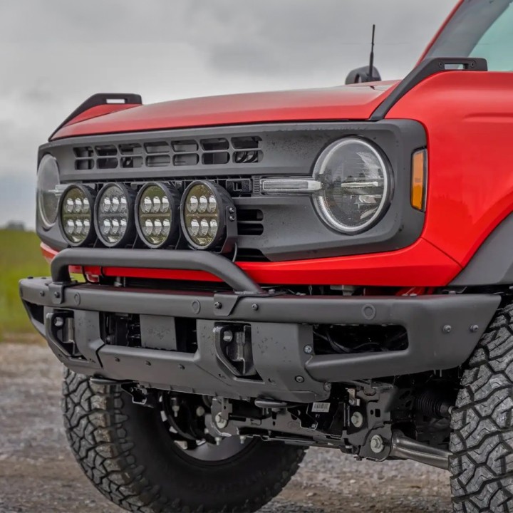 Bull bar z mocowaniem oświetlenia LED Rough Country