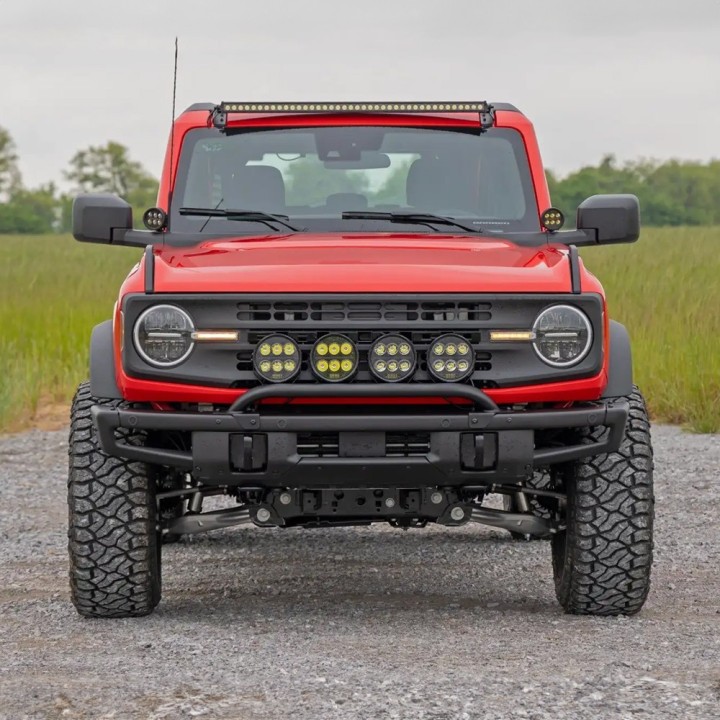 Bull bar z mocowaniem oświetlenia LED Rough Country