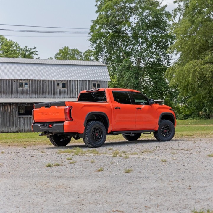 Zestaw zawieszenia TRD Pro Series Rough Country Lift 2,5" - ujęcie 3