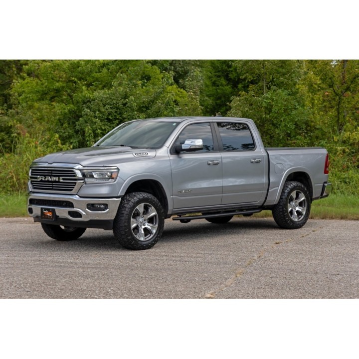 Progi, stopnie boczne Rough Country do RAM 1500 DT