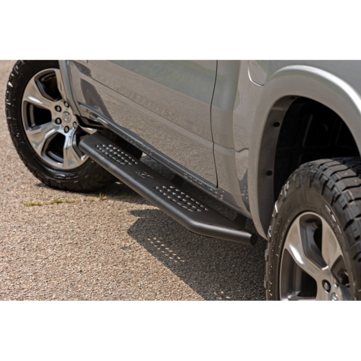 Progi, stopnie boczne Rough Country do RAM 1500 DT