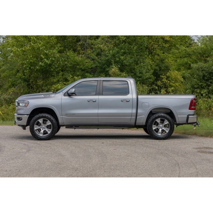 Progi, stopnie boczne Rough Country do RAM 1500 DT