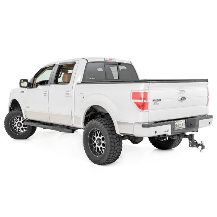 Progi, stopnie boczne czarne Rough Country Oval Nerf Steps Crew Cab - ujęcie 2