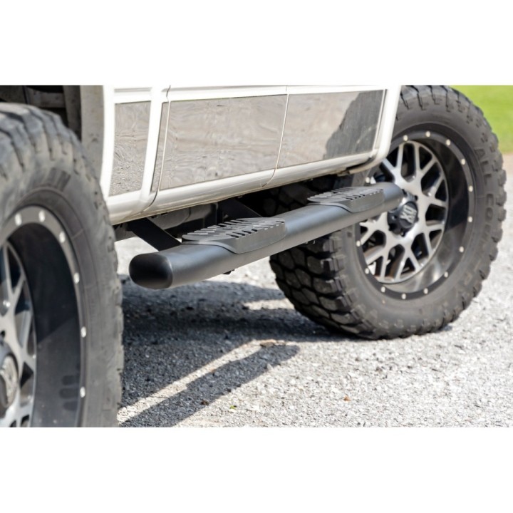 Progi, stopnie boczne czarne Rough Country Oval Nerf Steps Crew Cab - ujęcie 6