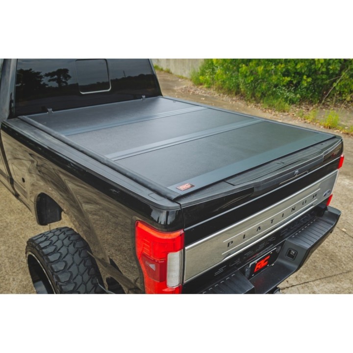 Twarda pokrywa paki tri-fold niski profil Rough Country