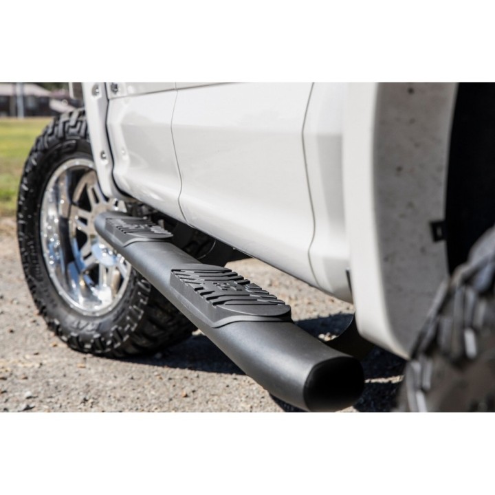Rock sliders, steps boczne czarne Rough Country | Szekla4x4