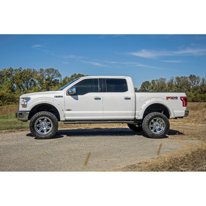 Rock sliders, steps boczne czarne Rough Country | Szekla4x4