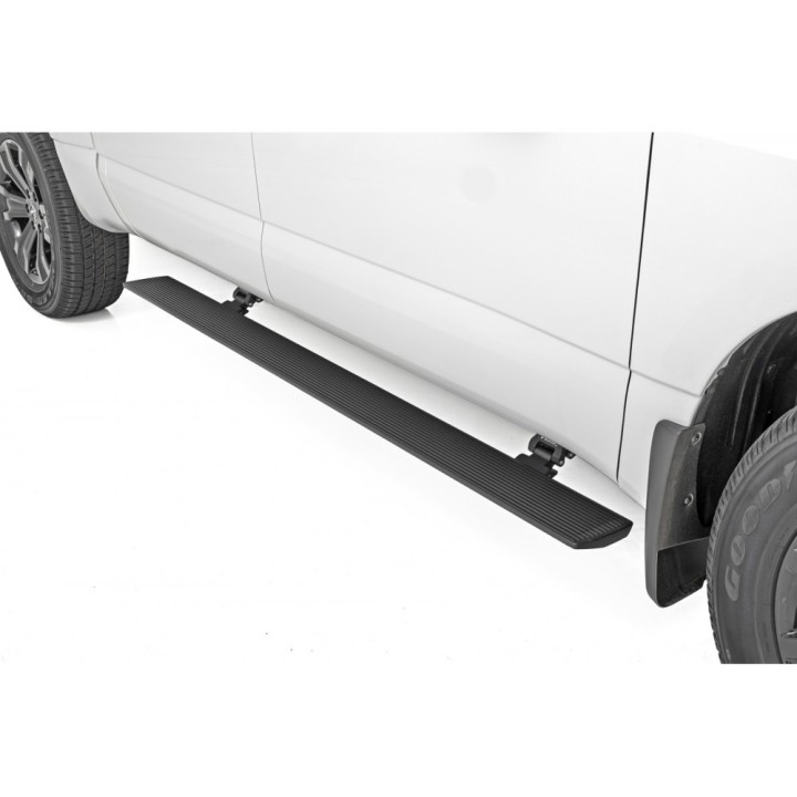 Rock sliders elektryczne Rough Country | Szekla4x4