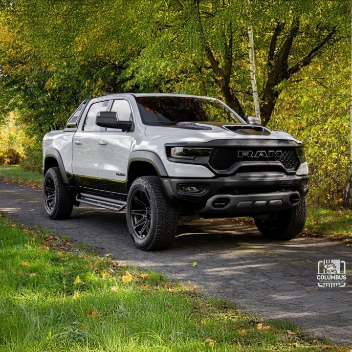 Progi boczne Go Rhino Dominator Xtreme D1 Crew Cab - ujęcie 2
