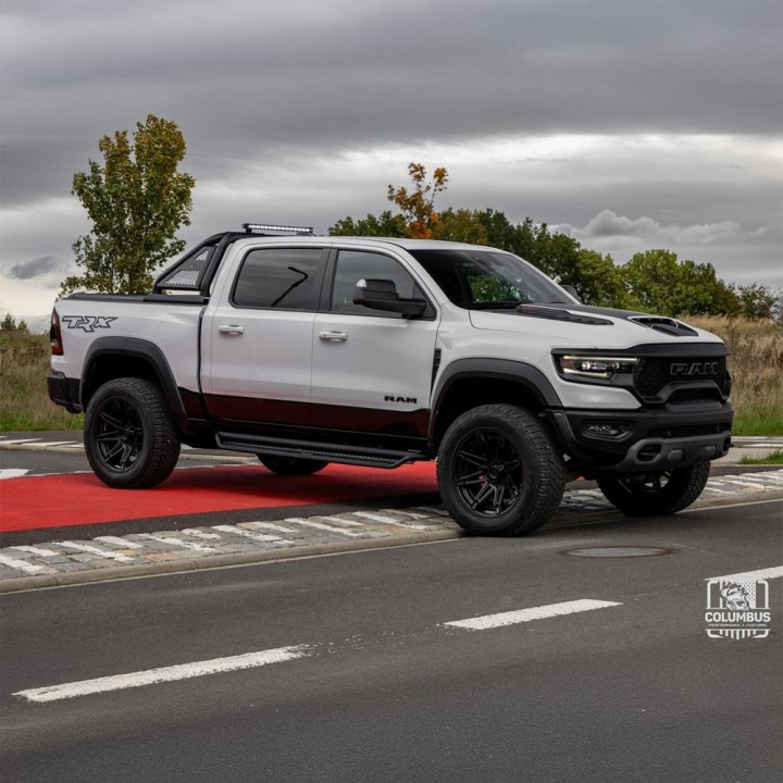 Progi boczne Go Rhino Dominator Xtreme D1 Crew Cab - ujęcie 3