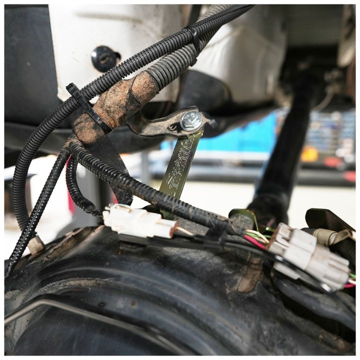 Relokacja wiązki elektrycznej tylnego mostu do Hilux Revo
