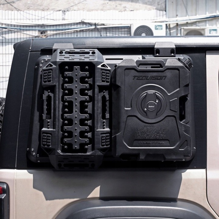 Panel szyby bocznej lewy z kanistrem i trapem Jeep JLU