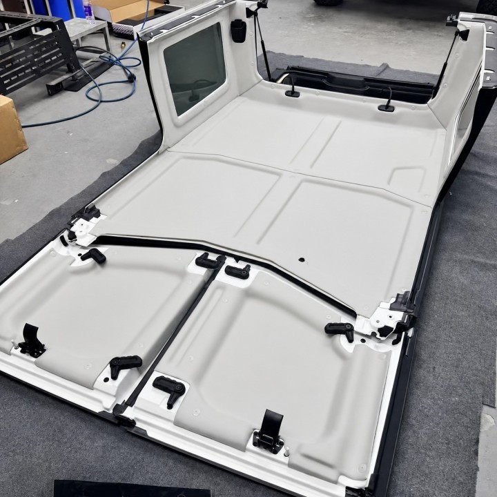 Podsufitka dachu TopFire Jeep Wrangler JLU 2018-2024 — jasnoszara, imitacja alkantary - ujęcie 3