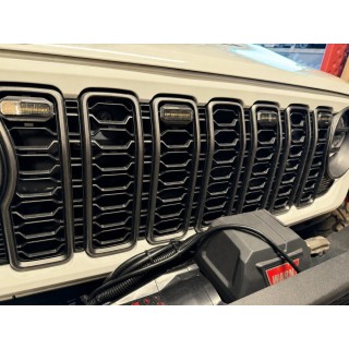 Oświetlenie grilla Jeep Wrangler JL i Gladiator — białe