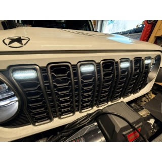 Oświetlenie grilla Jeep Wrangler JL i Gladiator — białe