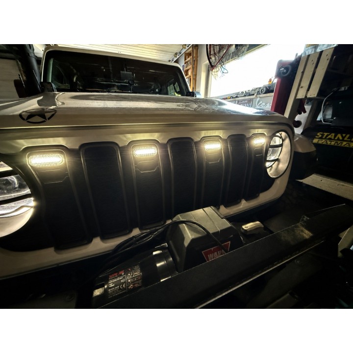 Oświetlenie grilla Jeep Wrangler JL i Gladiator — białe