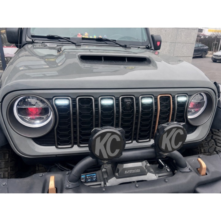 Oświetlenie grilla Jeep Wrangler JL i Gladiator — białe