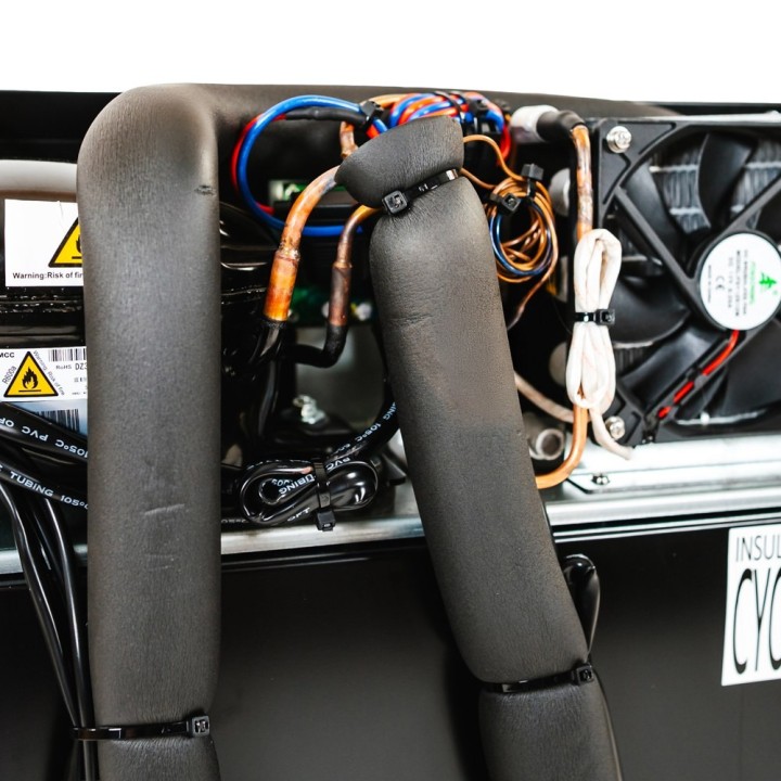 Yolco RL75M Black – lodówka do zabudowy 72 l, 12/24V
