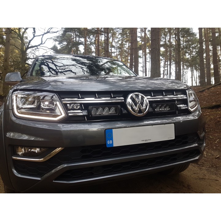 Zestaw dwóch lamp LAZER Triple-R 750 (Gen2) z systemem montażu w fabrycznym grillu - Volkswagen Amarok V6 (2016  - ujęcie 2