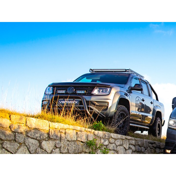 Zestaw dwóch lamp LAZER Triple-R 750 (Gen2) z systemem montażu w fabrycznym grillu - Volkswagen Amarok V6 (2016  - ujęcie 4