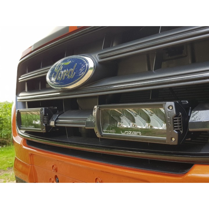 Zestaw dwóch lamp LAZER TRIPLE-R 750 (Gen2) z systemem montażu w fabrycznym grillu - Ford Transit Custom (2018  - ujęcie 3