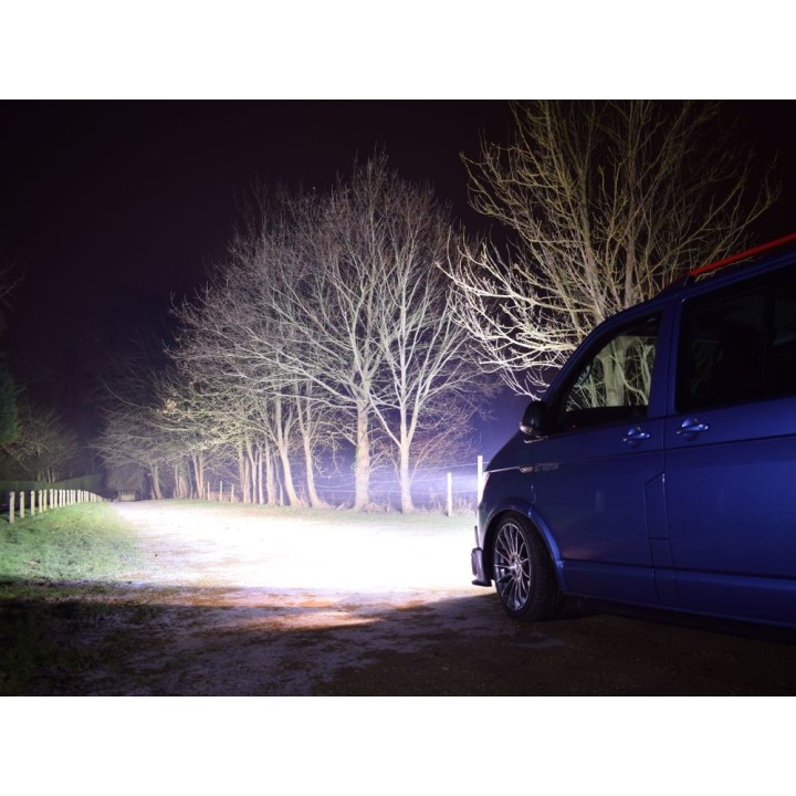 Zestaw dwóch lamp LAZER TRIPLE-R 750 (Gen2) z systemem montażu w fabrycznym grillu - VW T6 (2016 -) do wersji - ujęcie 3