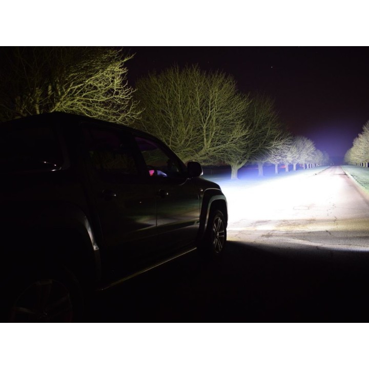 Zestaw dwóch lamp LAZER TRIPLE-R 750 (Gen2) z systemem montażu w fabrycznym grillu - VW Amarok (2010 -) - ujęcie 2
