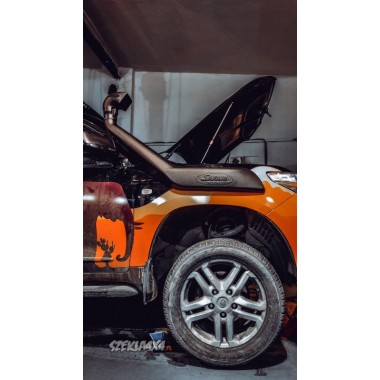 Toyota Land Cruiser 200 - montaż snorkla Safari od ARB model SS87HF