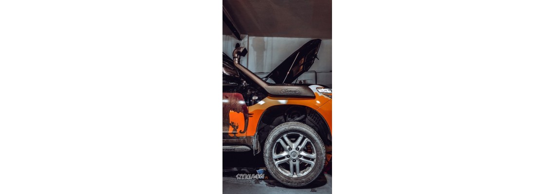 Toyota Land Cruiser 200 - montaż snorkla Safari od ARB model SS87HF