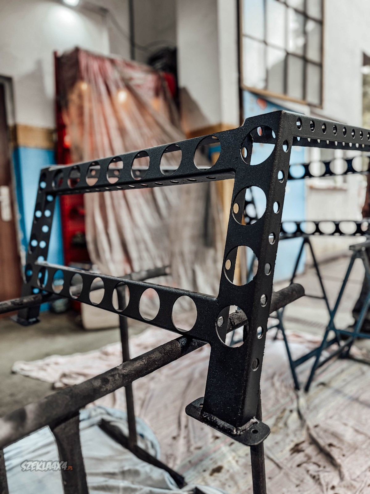 Customowy bagażnik wyprawowy zamontowany na pace Forda Rangera Raptora