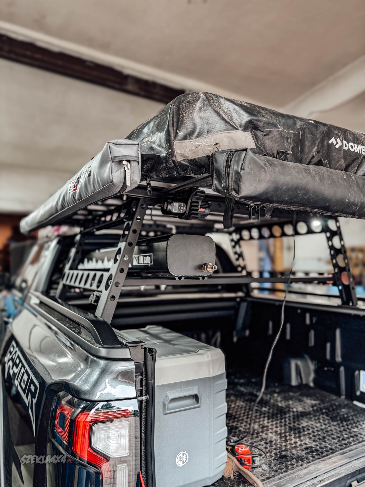 Namiot dachowy zamontowany na bagażniku Forda Rangera Raptora – zabudowa wyprawowa Szekla4x4