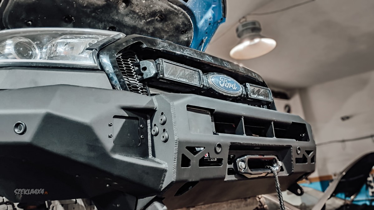 Ford Ranger – montaż przedniego zderzaka Rival z wyciągarką w warsztacie Szekla4x4